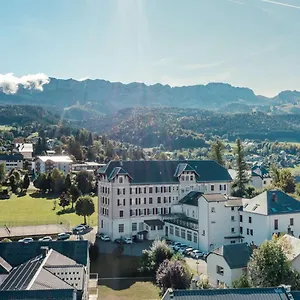 Western Grand De Paris & 3*, Villard-de-Lans France